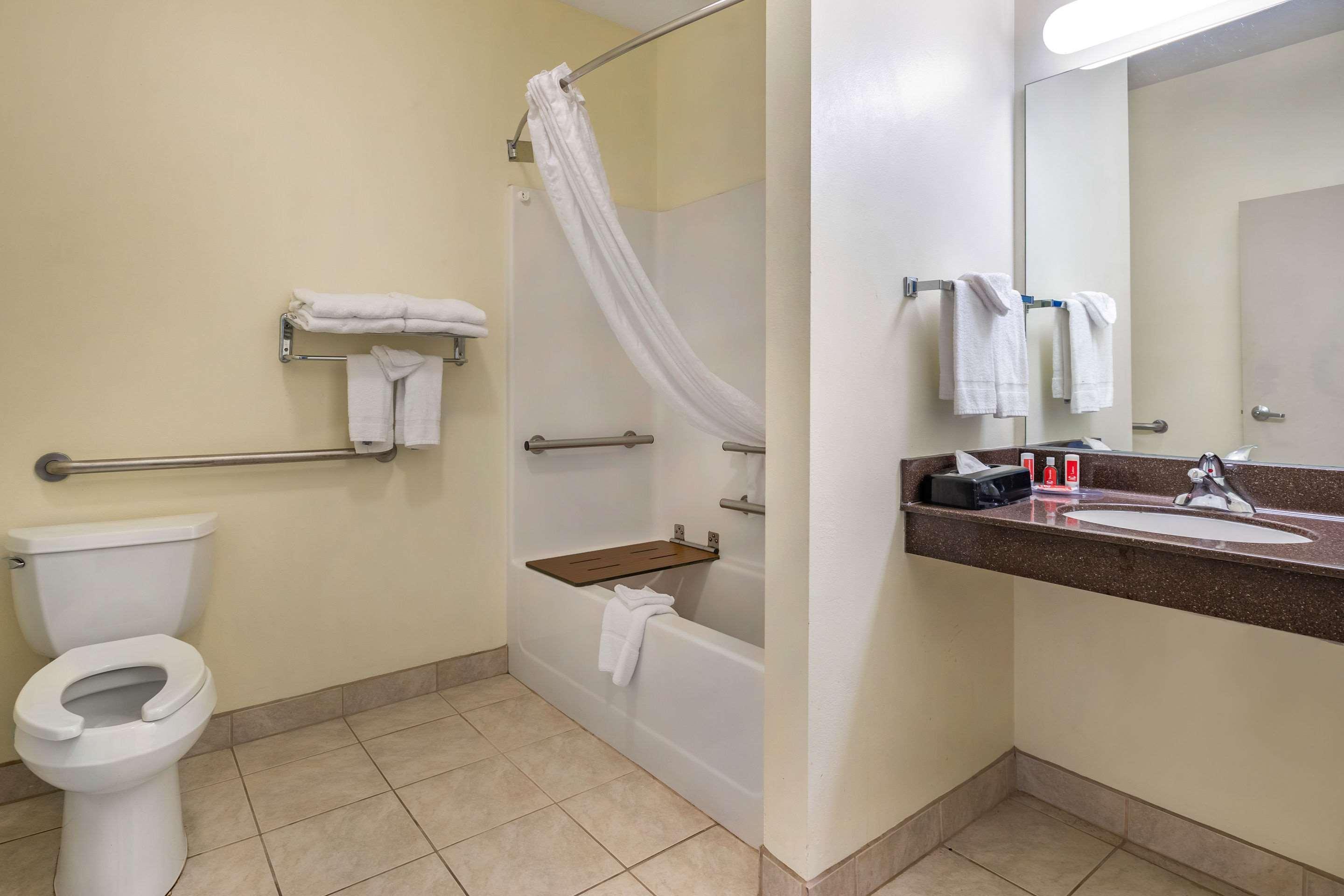 Econo & Fairgrounds Hotel 2*