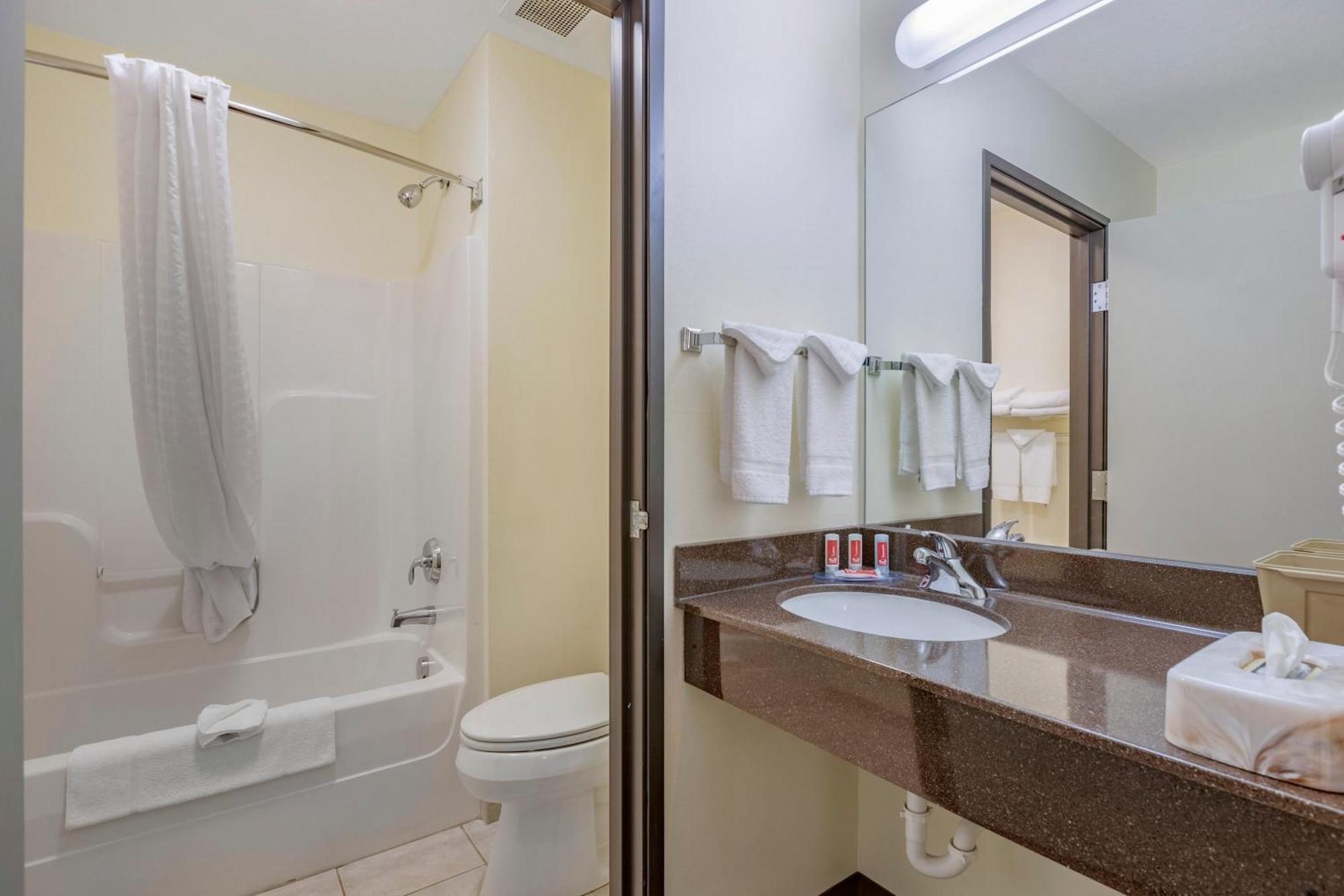 Hotel Econo & Fairgrounds 2*