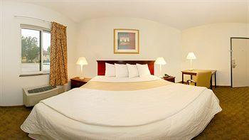Econo & Fairgrounds Hotel 2*
