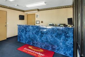 Econo & Fairgrounds Hotel